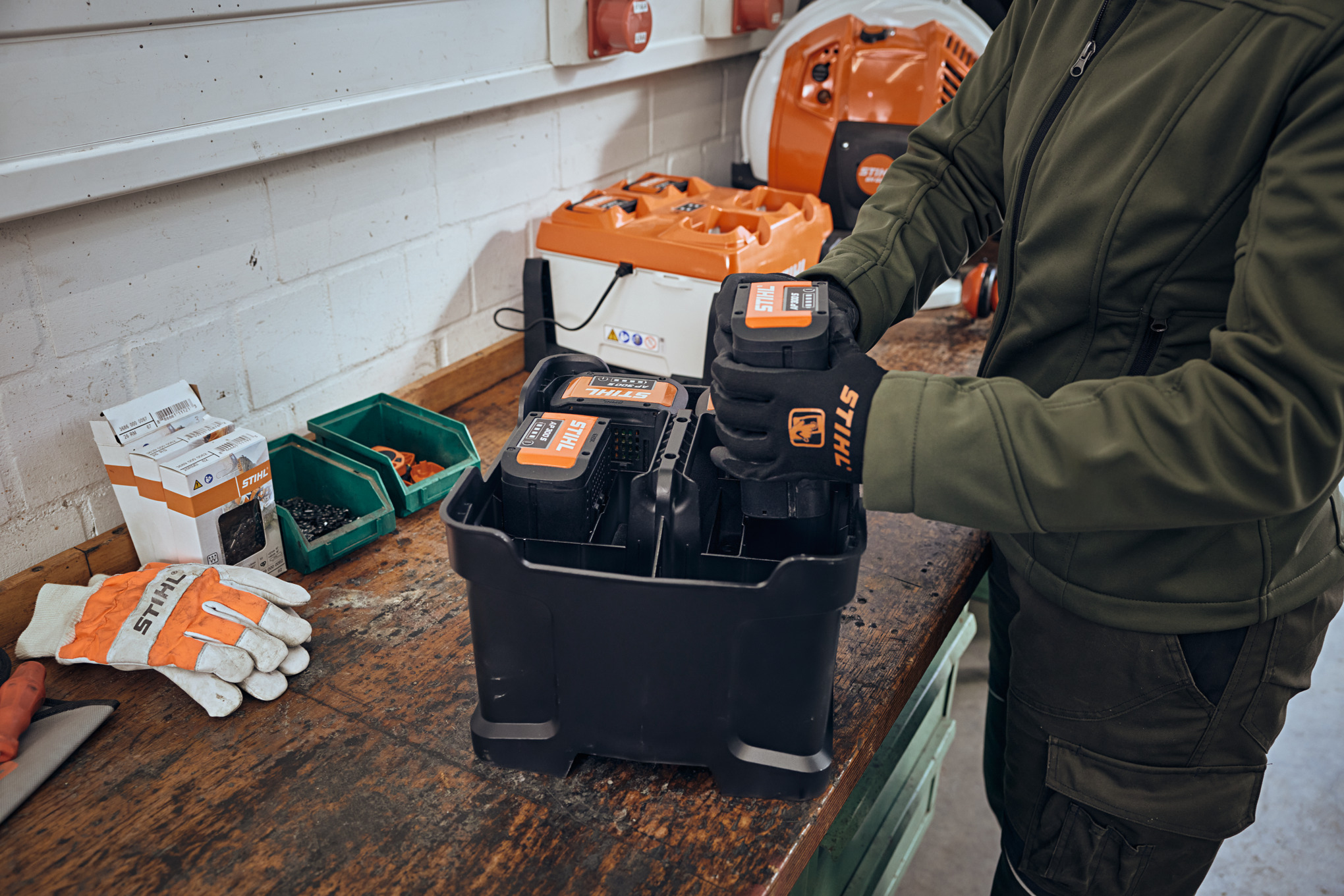 accudrager waar een AP-accupack uit wordt genomen op een werkbank