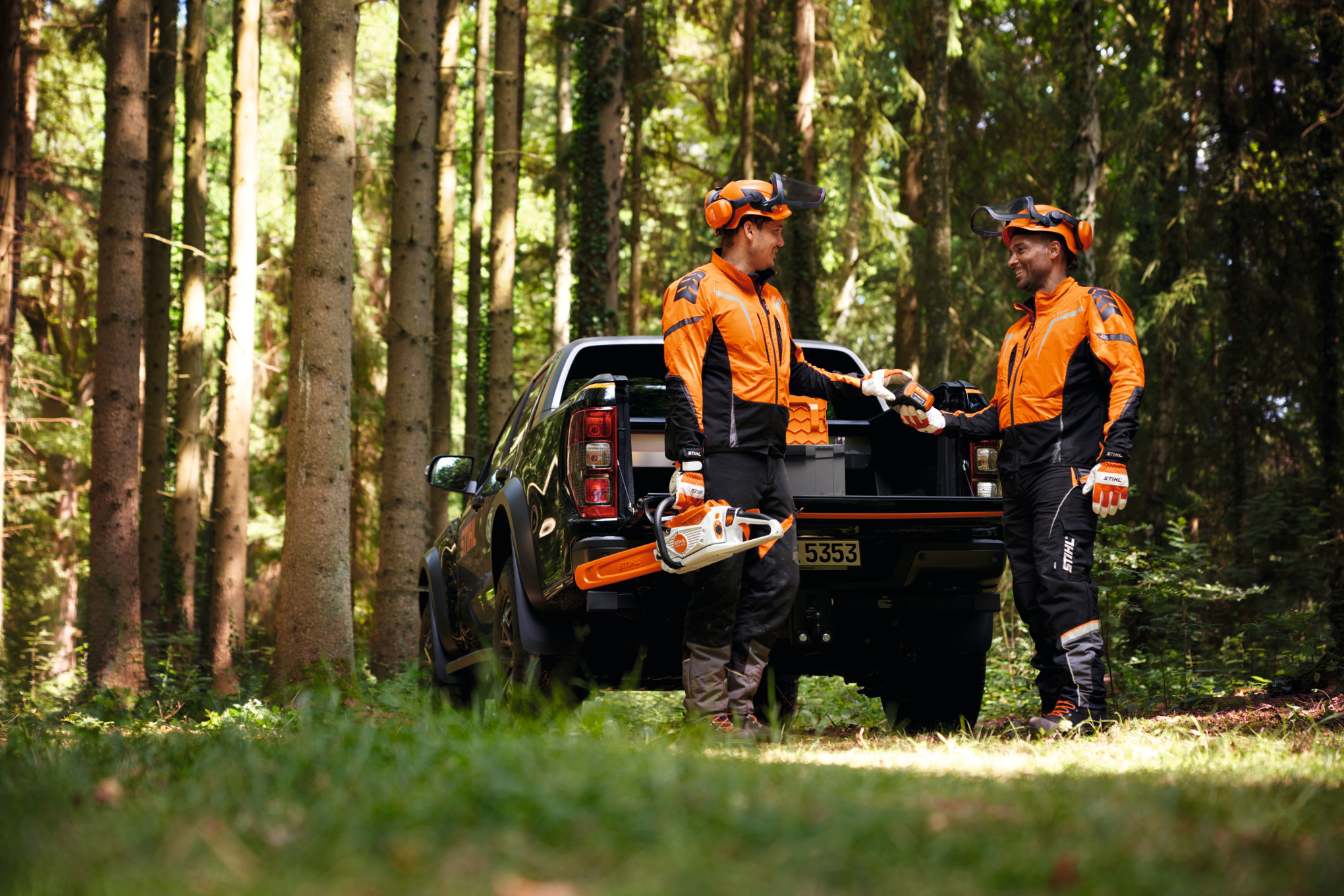 Twee bosarbeiders met MSA 300 en AP 500 S accu