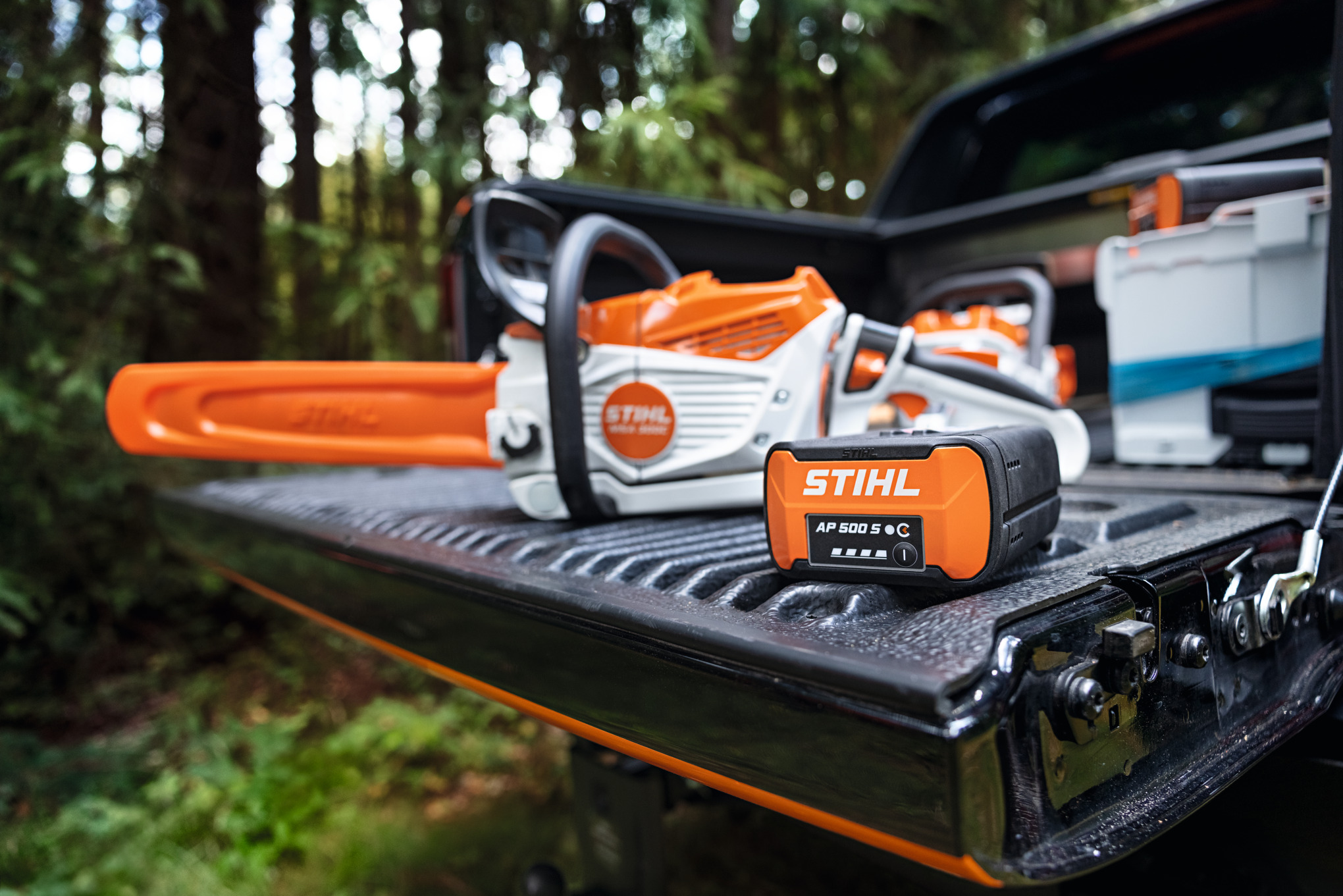 De lithium-ion-accu STIHL AP 500 S en de accukettingzaag STIHL MSA 300 