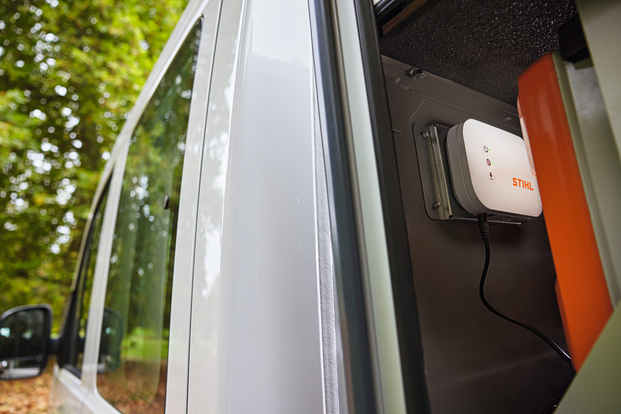 STIHL connected box achteraan in een voertuig, geplaatst in het mobiele laadstation BottTainer