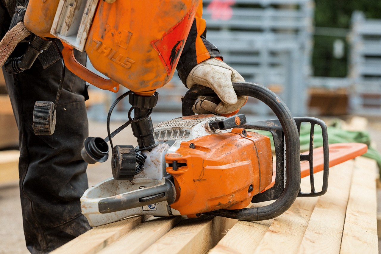 De tank van een STIHL motorzaag wordt met behulp van het vulsysteem gevuld met brandstof.