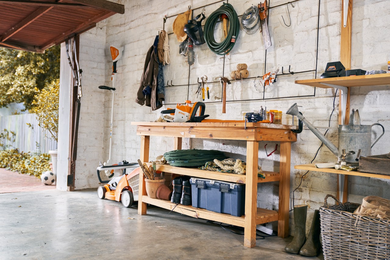 STIHL tuingereedschap wordt opgeslagen in een particuliere garage.