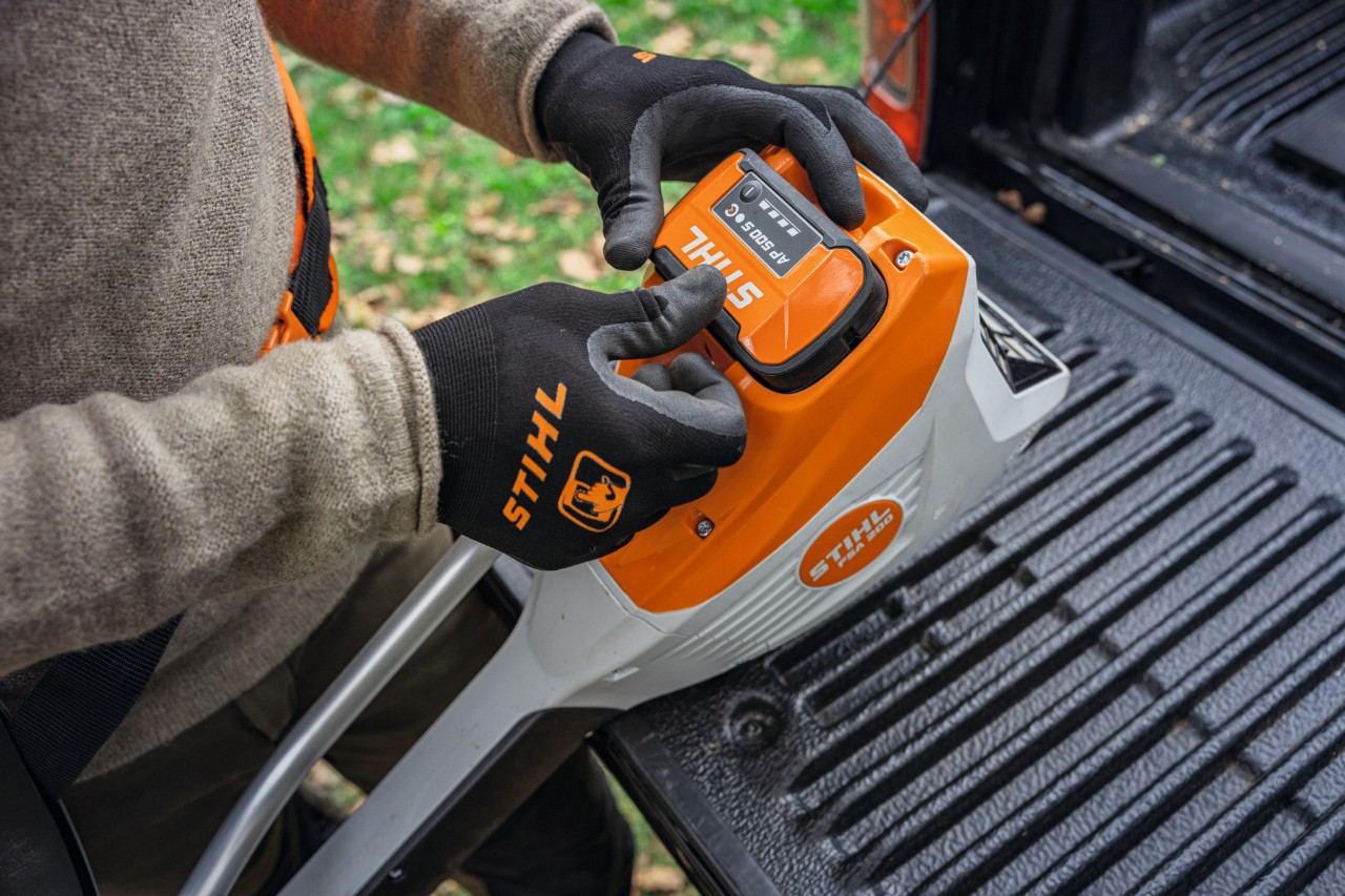 Een accu STIHL AP 500 S in een apparaat plaatsen.