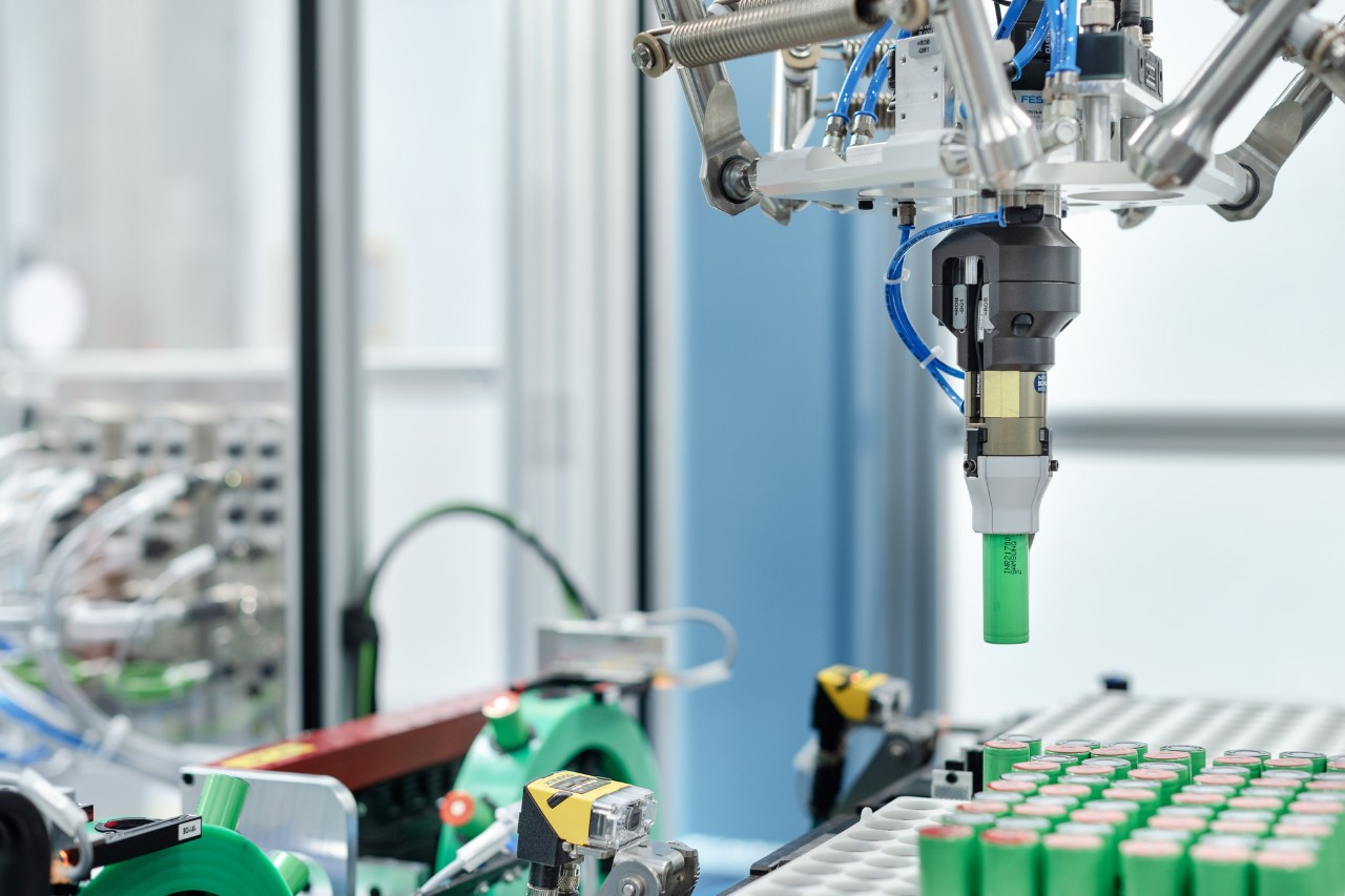 Een pick-and-place robot plaatst accucellen in de celhouders