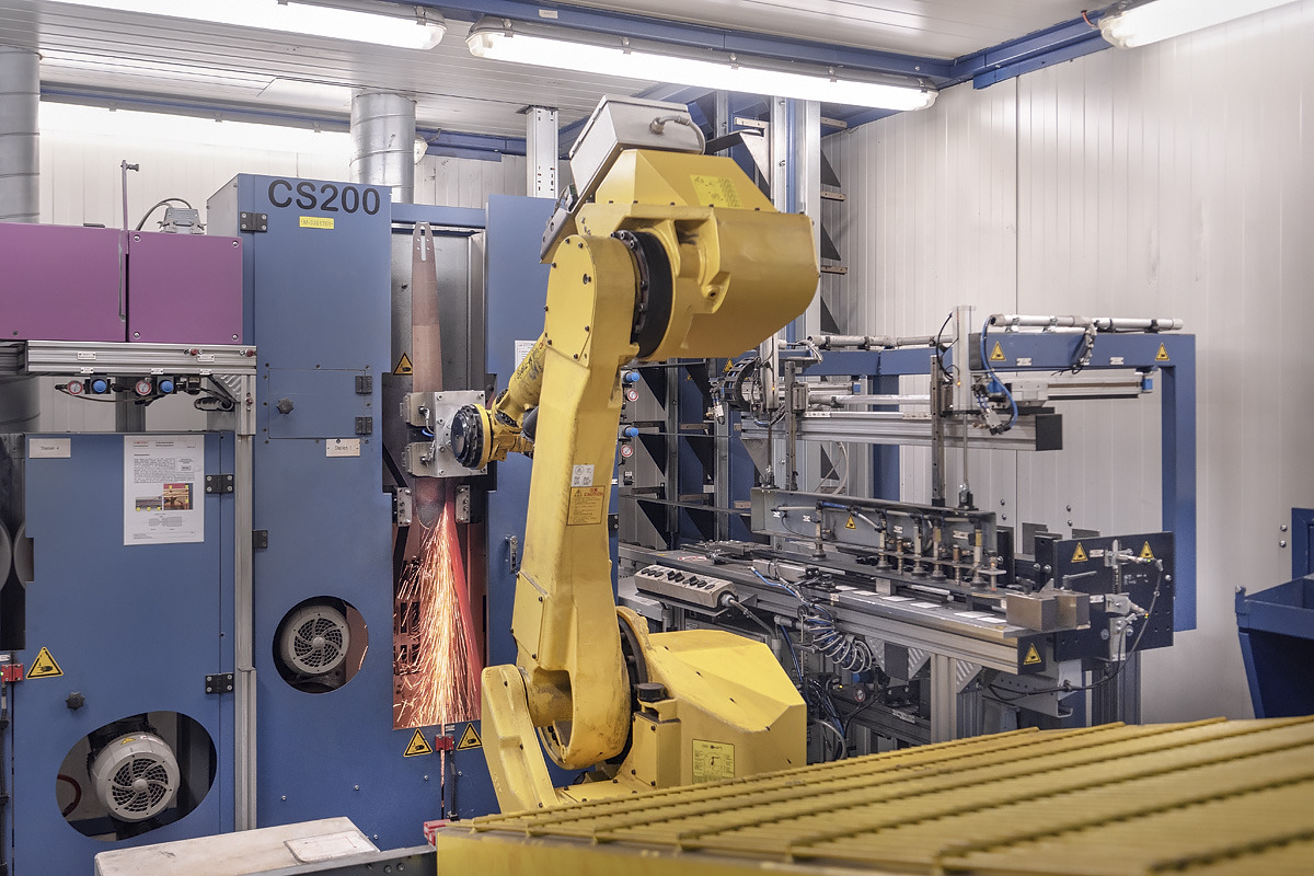 Een machine slijpt de materiaalovergang nauwkeurig
