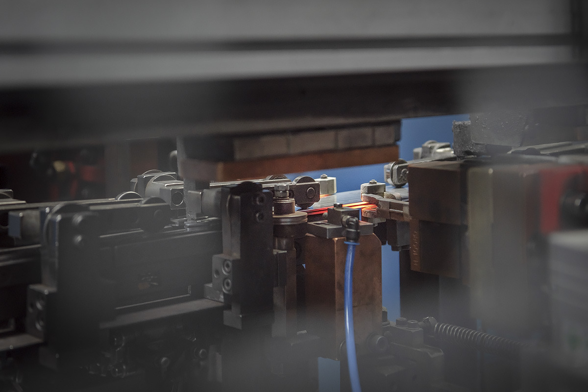Een slijpmachine slijpt de groef bij de productie van zaagbladen