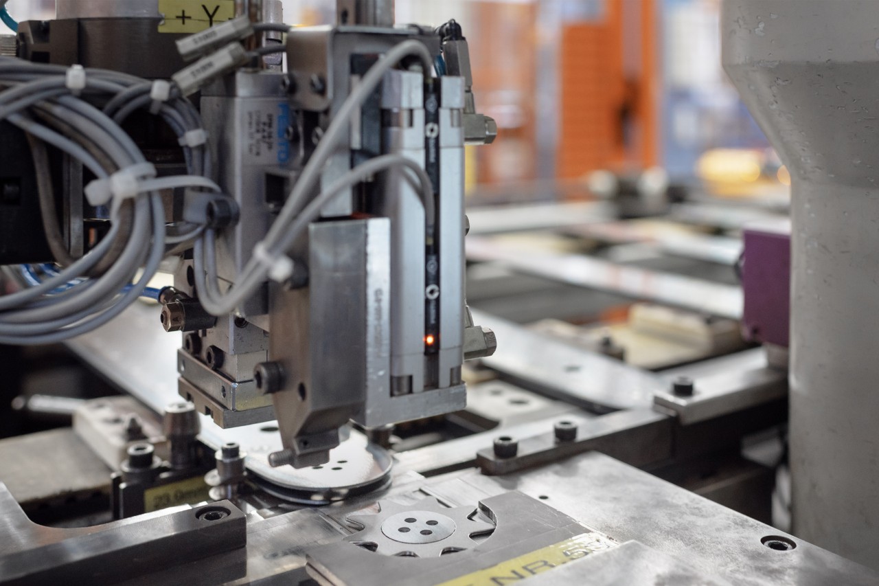 Een machine monteert het neustandwiel in de zaagbladkop