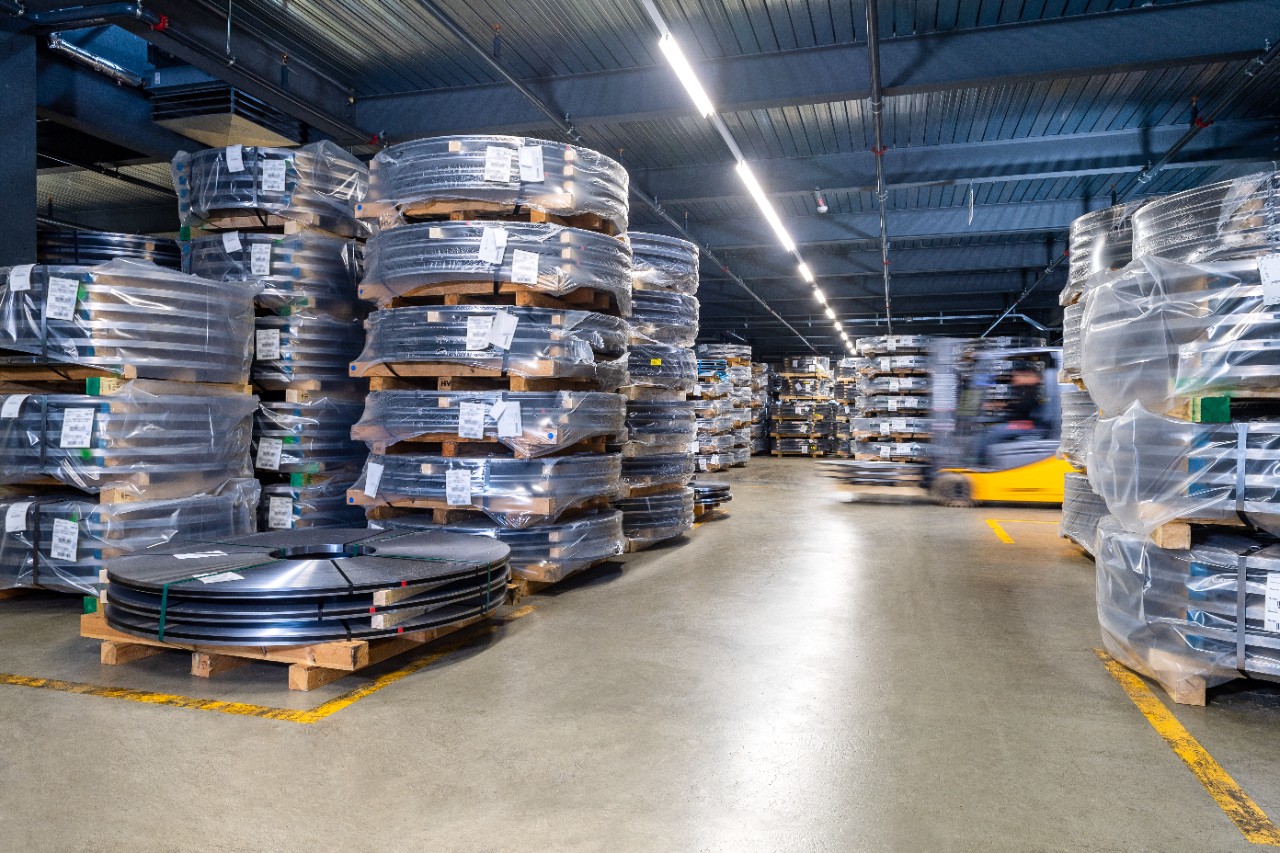 Gewalst speciaal staal op pallets