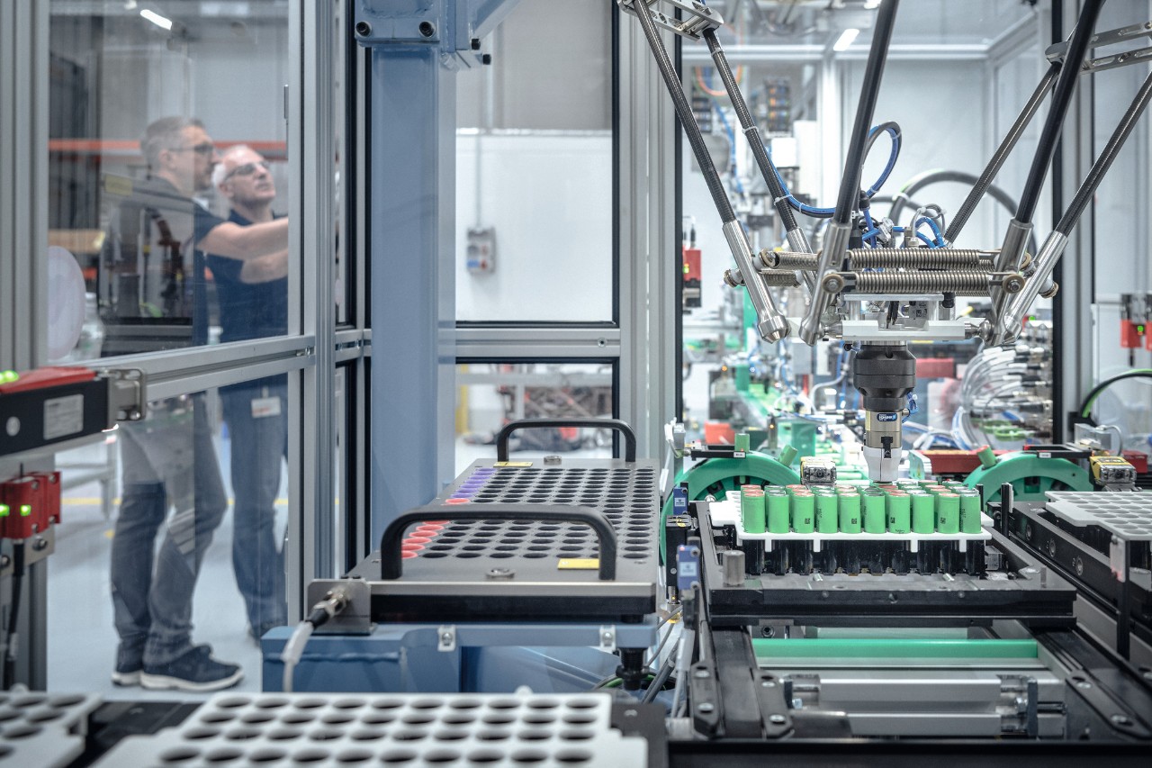 Twee mannen in de accuproductie van STIHL omringd door machines en robots