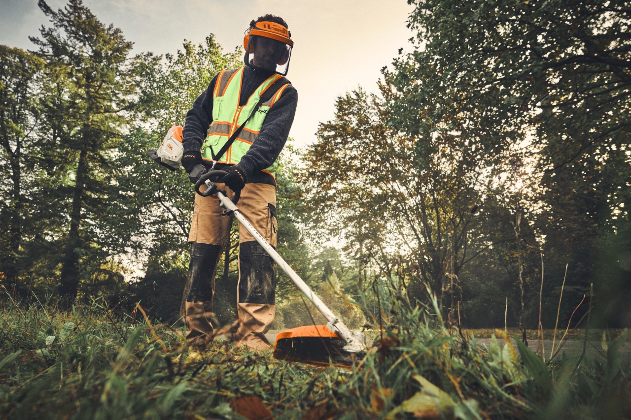 Man met STIHL KMA 200 R met combigereedschap FS-KM
