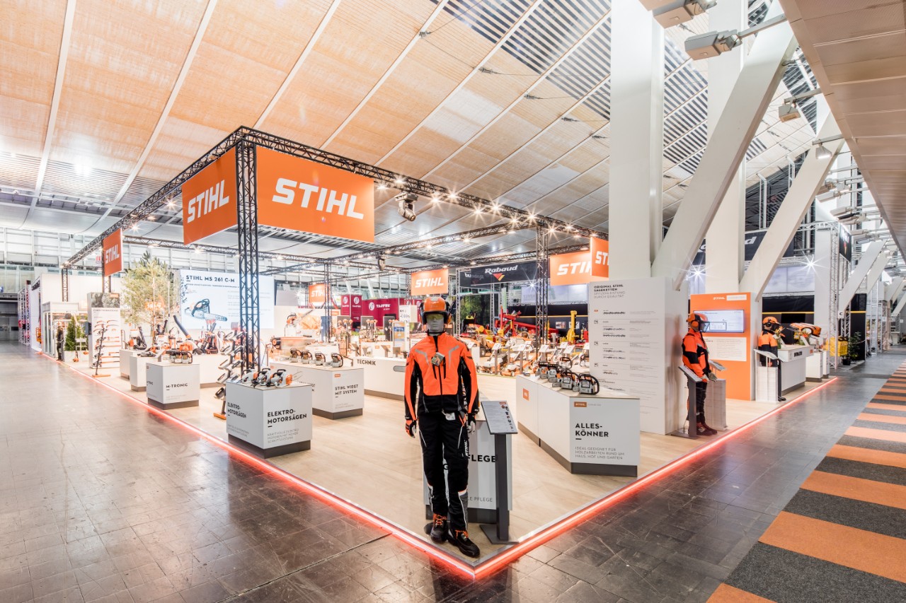 STIHL indoor beursstand, onder andere met tentoongestelde kettingzagen en veiligheidsuitrusting