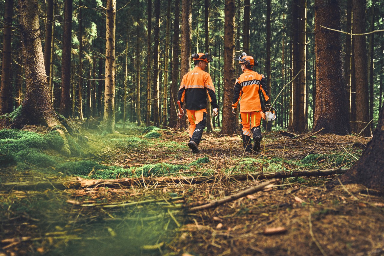 Achteraanzicht van bosarbeiders met STIHL beschermende kleding die volop bewegingsvrijheid biedt