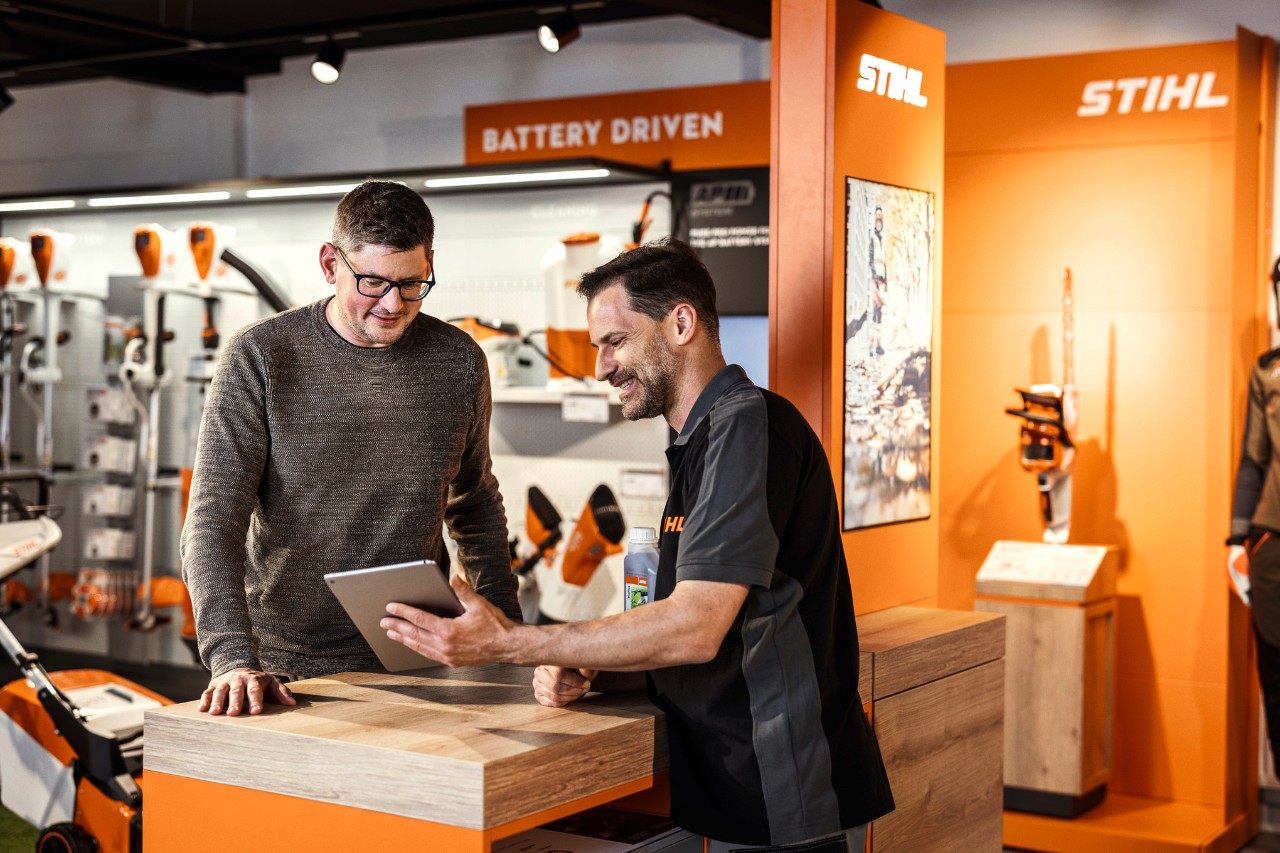 Een STIHL dealer adviseert een klant in de showroom