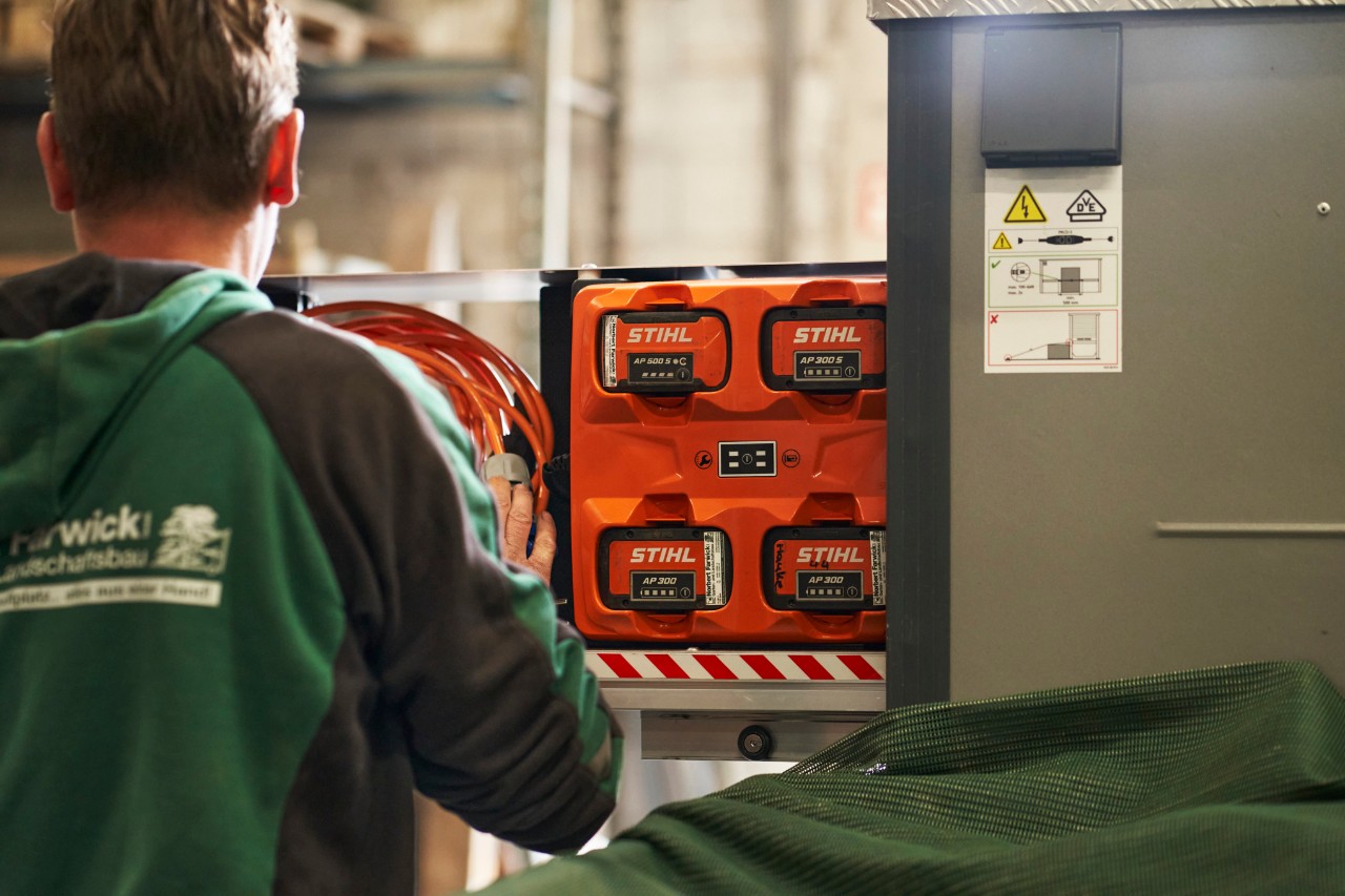 Een medewerker werkt met een bottTainer