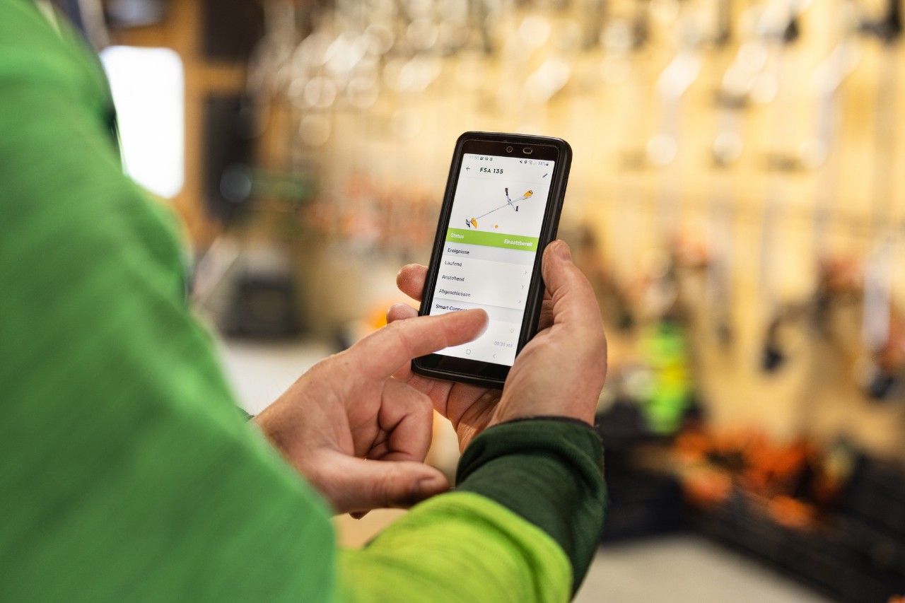Een man controleert het machinepark met behulp van de STIHL connected App