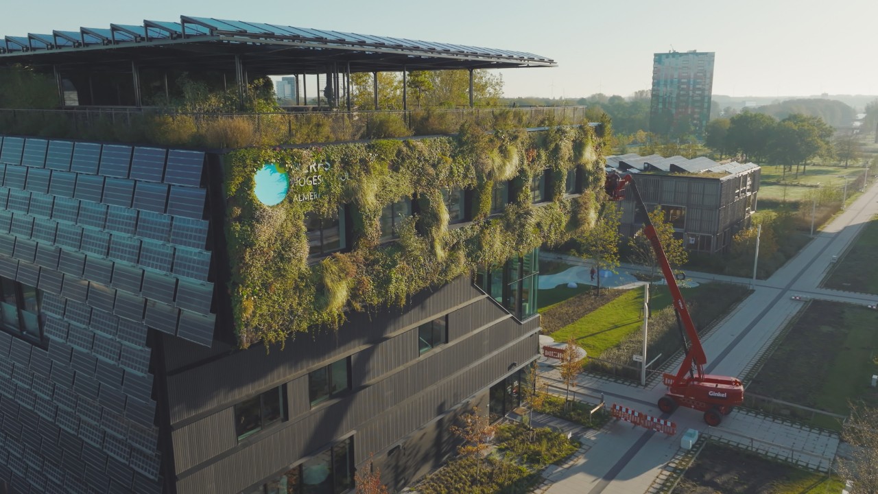 Opname met een drone van de Aeres Hogeschool met groene gevel en dakbeplanting