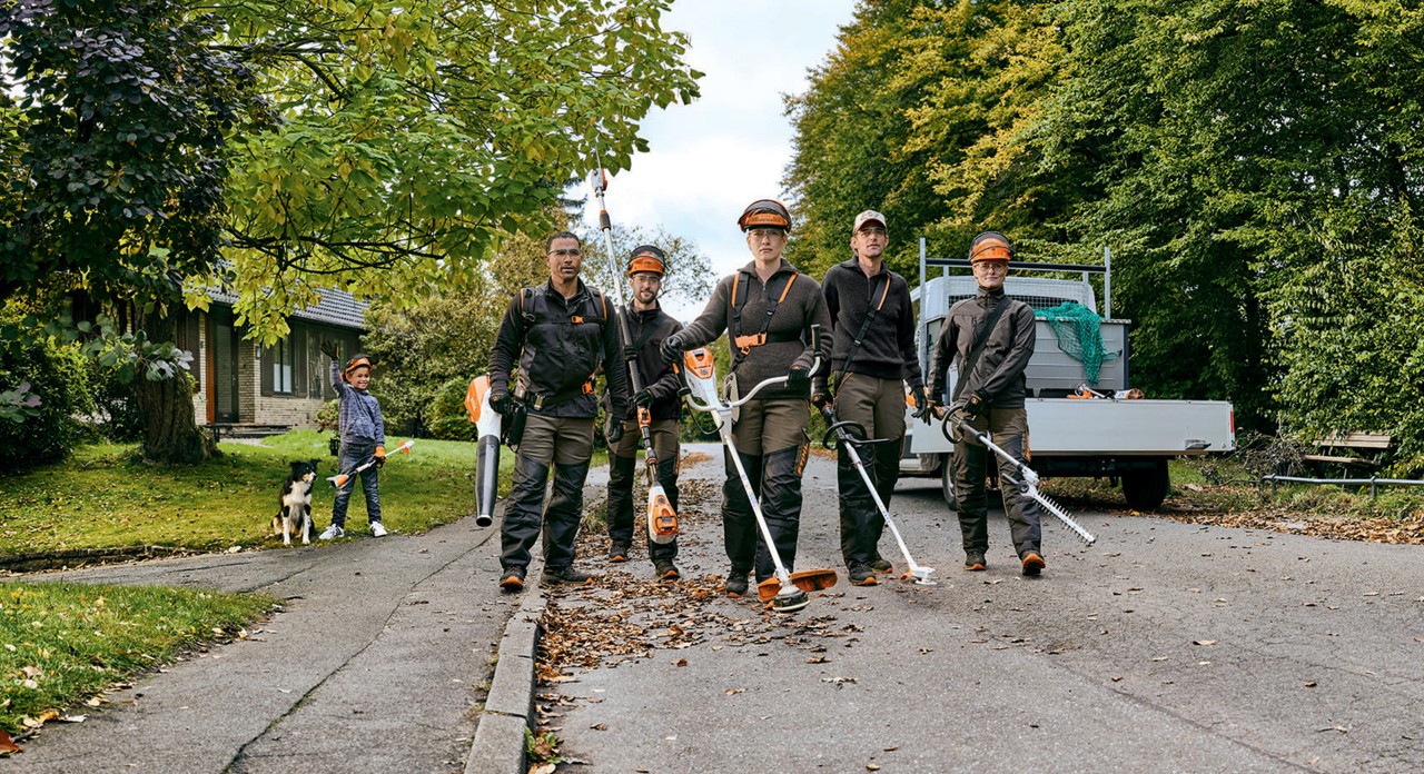 Vijf mensen in veiligheidsuitrusting met STIHL accumachines op een straat 