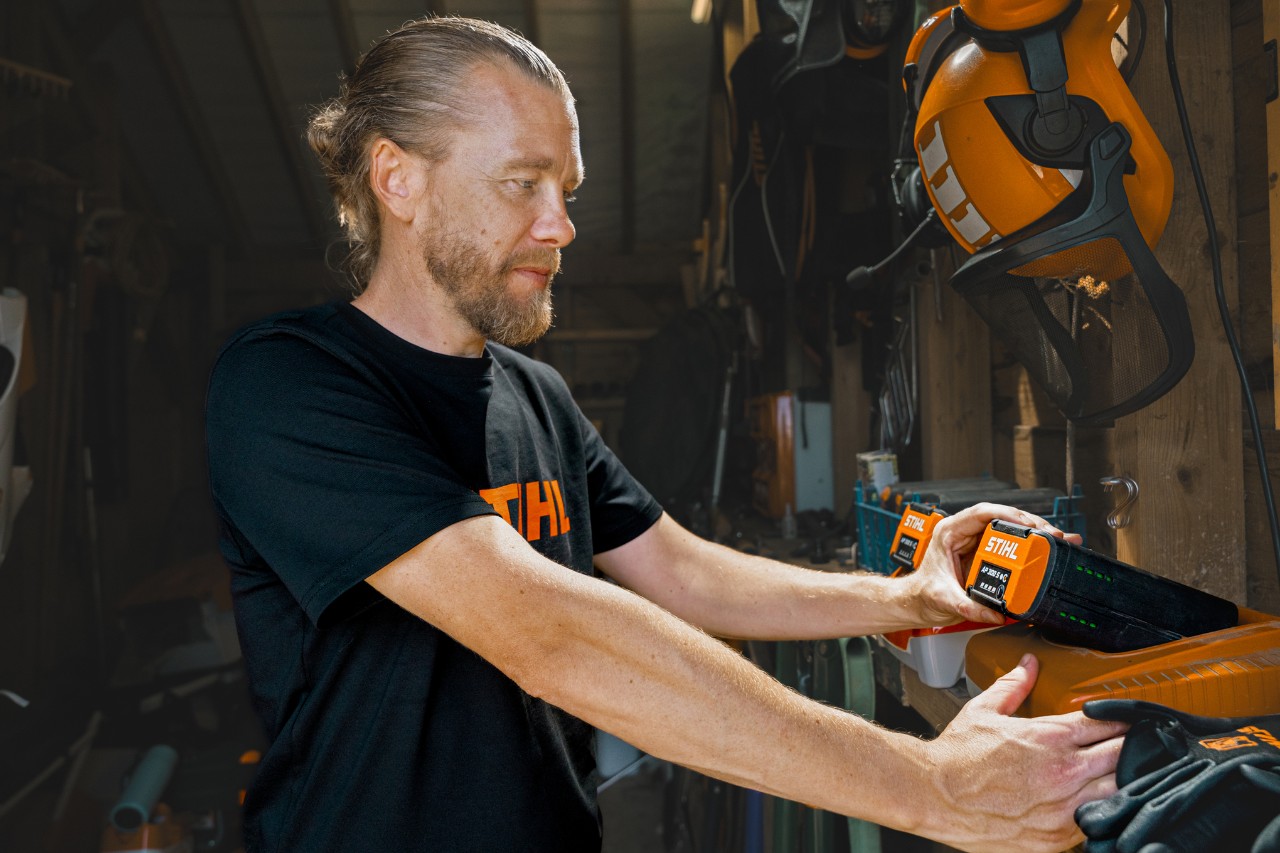 Andrew Wain plaatst een accu in een STIHL snellader