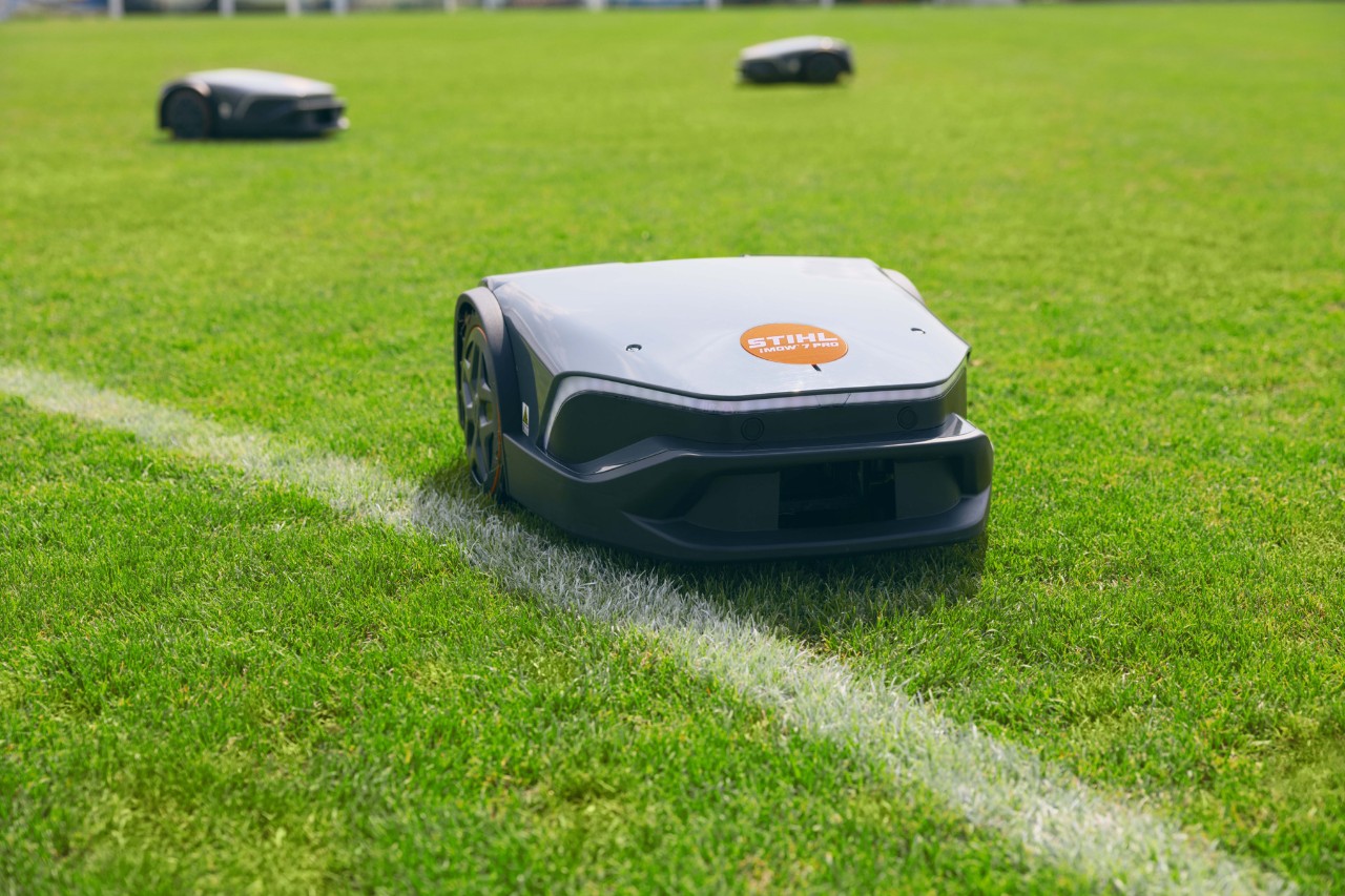 Drie iMOW® 7 Pro op een sportveld