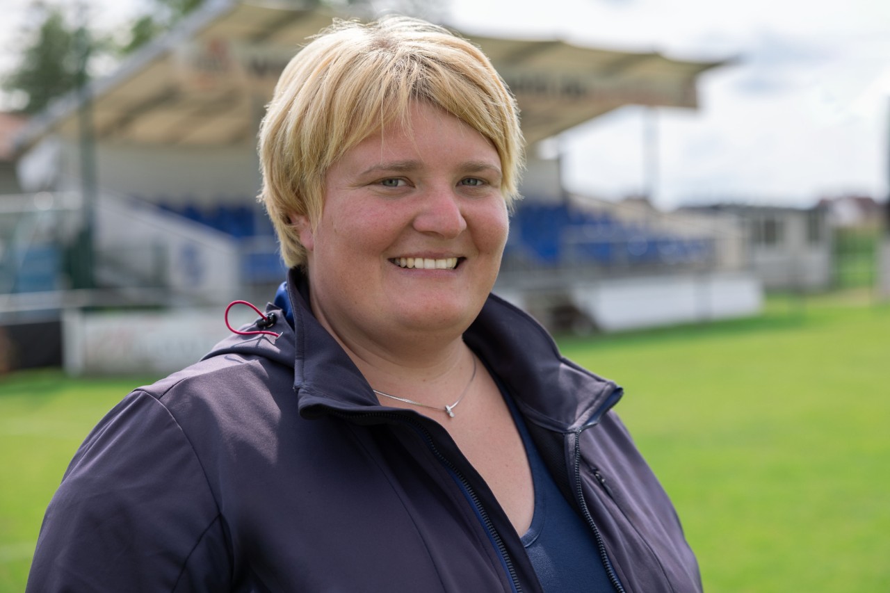 Greenkeeper Lesly Huber staat op het sportveld SC Sand en glimlacht in de camera