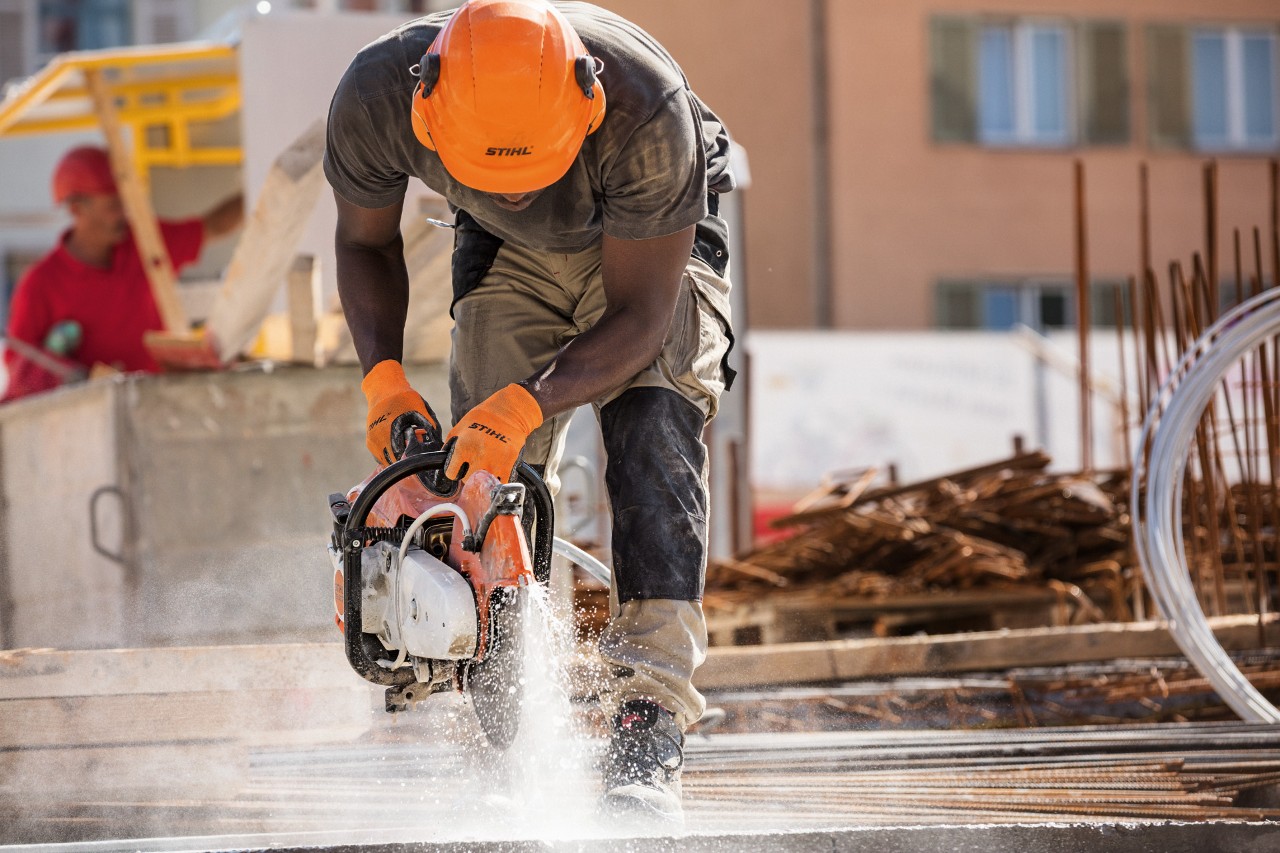 Man werkt op een bouwplaats met een STIHL TS 500i doorslijper