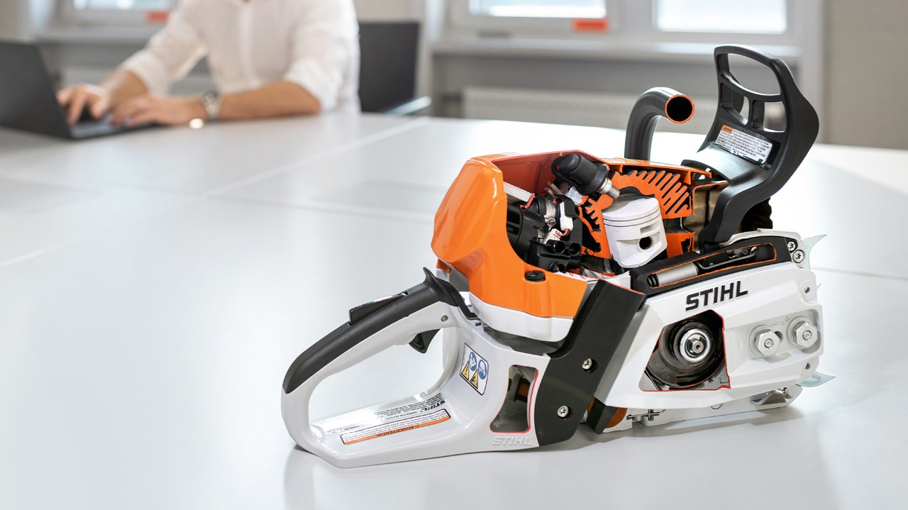 Een STIHL MS 400 C-M benzinekettingzaag met verwijderd zaagblad en zichtbare zuiger