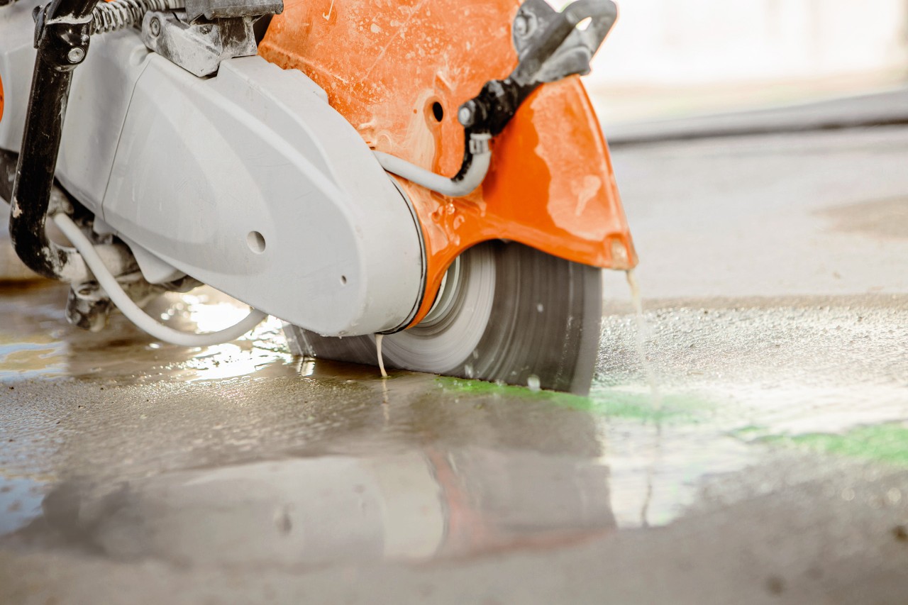 STIHL doorslijpmachine TS 440 met diamantschijven in gebruik
