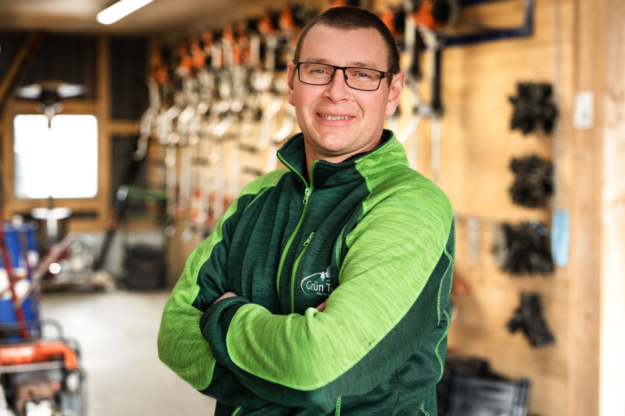 Man kijkt tevreden op de STIHL connected app