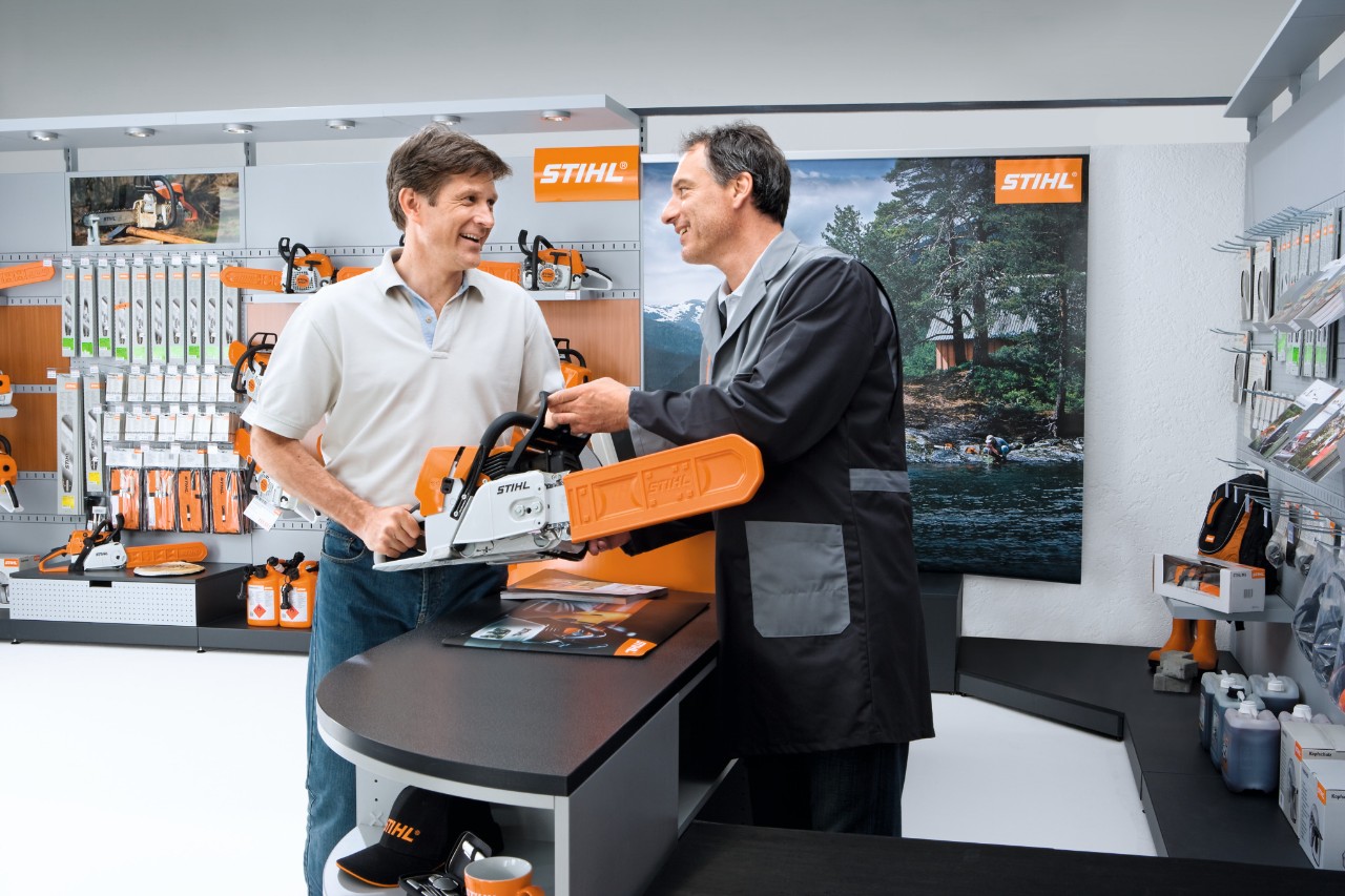 STIHL dealer toont een kettingzaag aan een klant