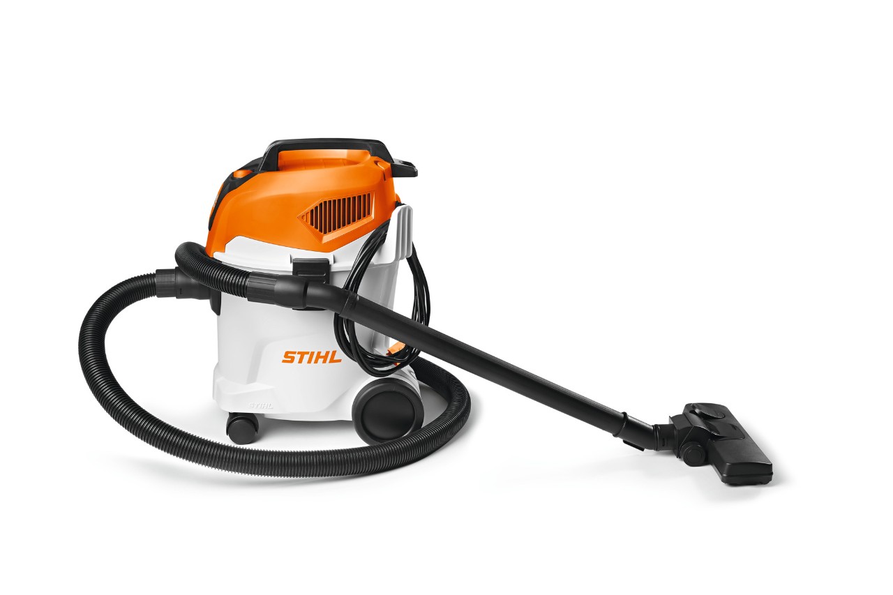 STIHL SE 33 stofzuiger voor een witte achtergrond