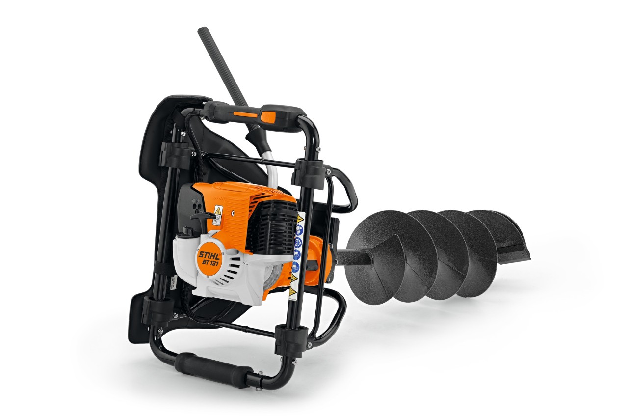 STIHL BT 131 grondboormachine voor een witte achtergrond