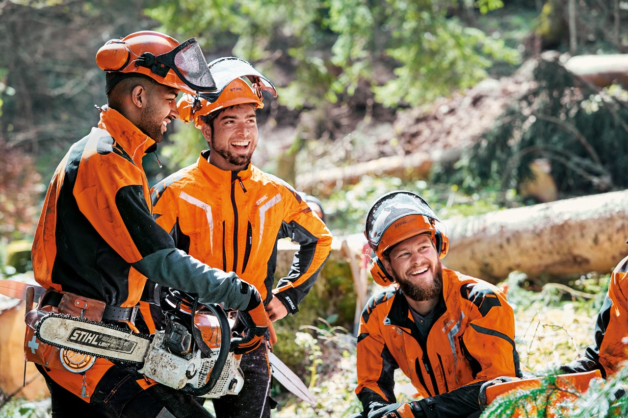 Bosarbeiders in STIHL beschermende kleding met STIHL MS 462 in het bos