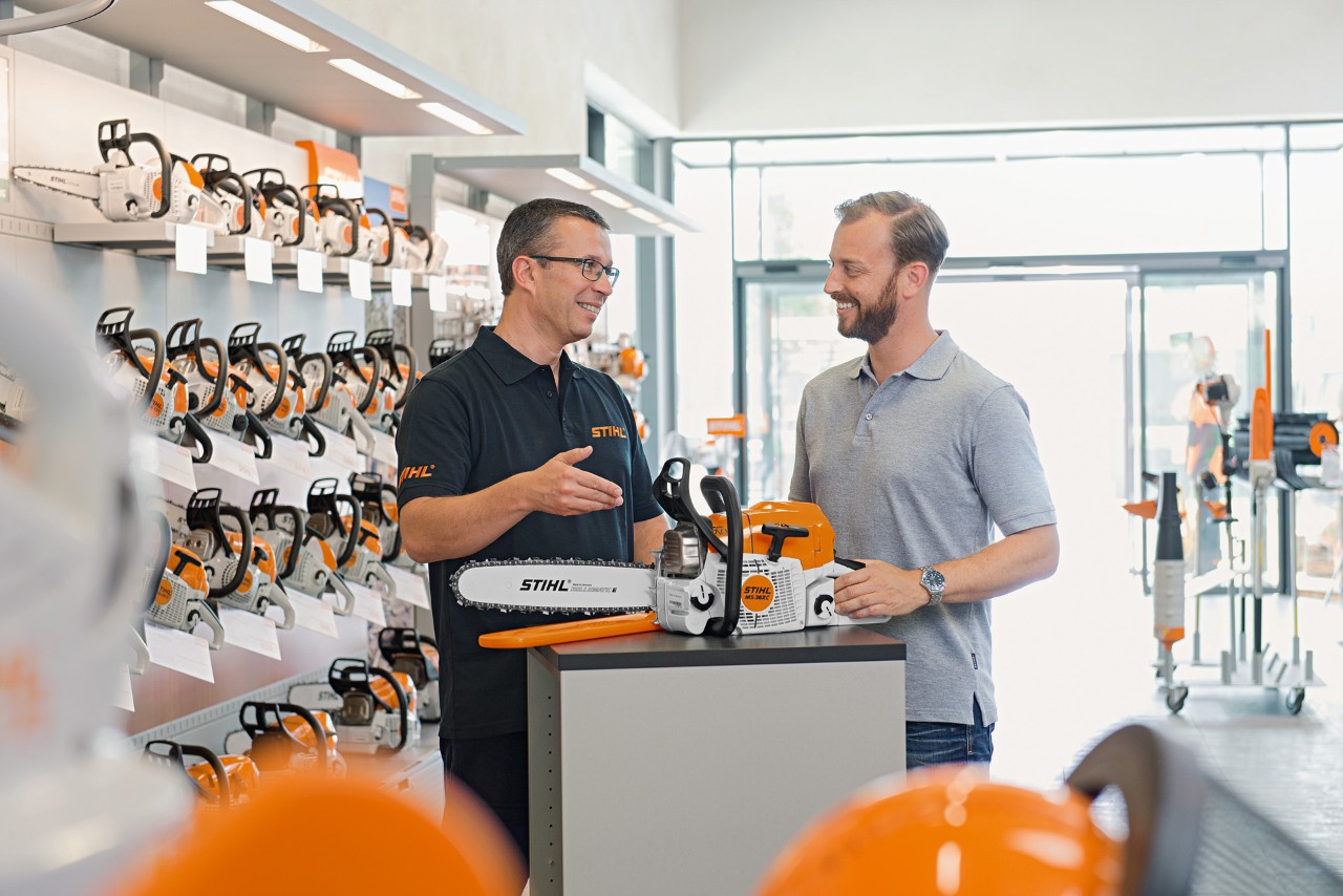 Een STIHL dealer helpt een klant een STIHL kettingzaag te kopen