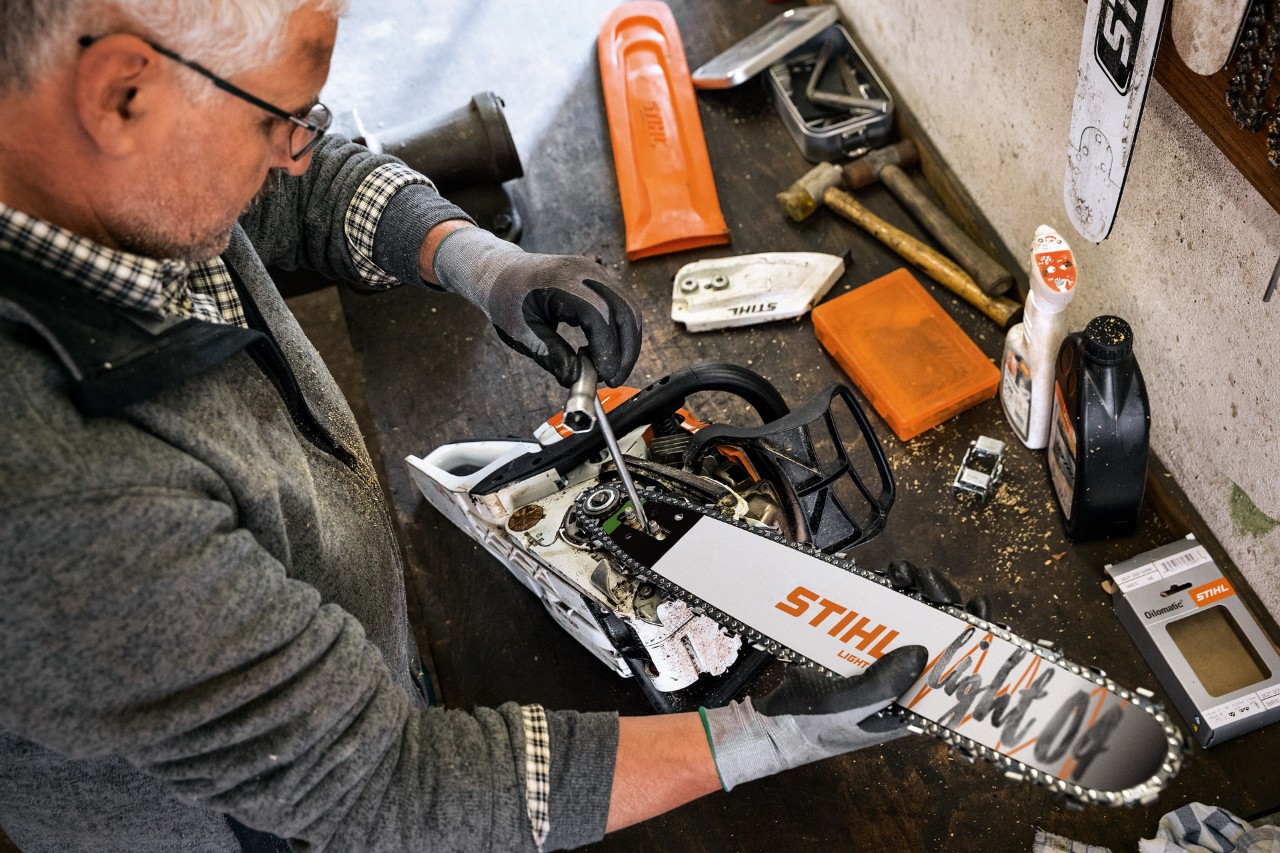 Een STIHL dealer onderhoudt een kettingzaag met een STIHL Light 04 zaagblad en een Oilomatic zaagketting