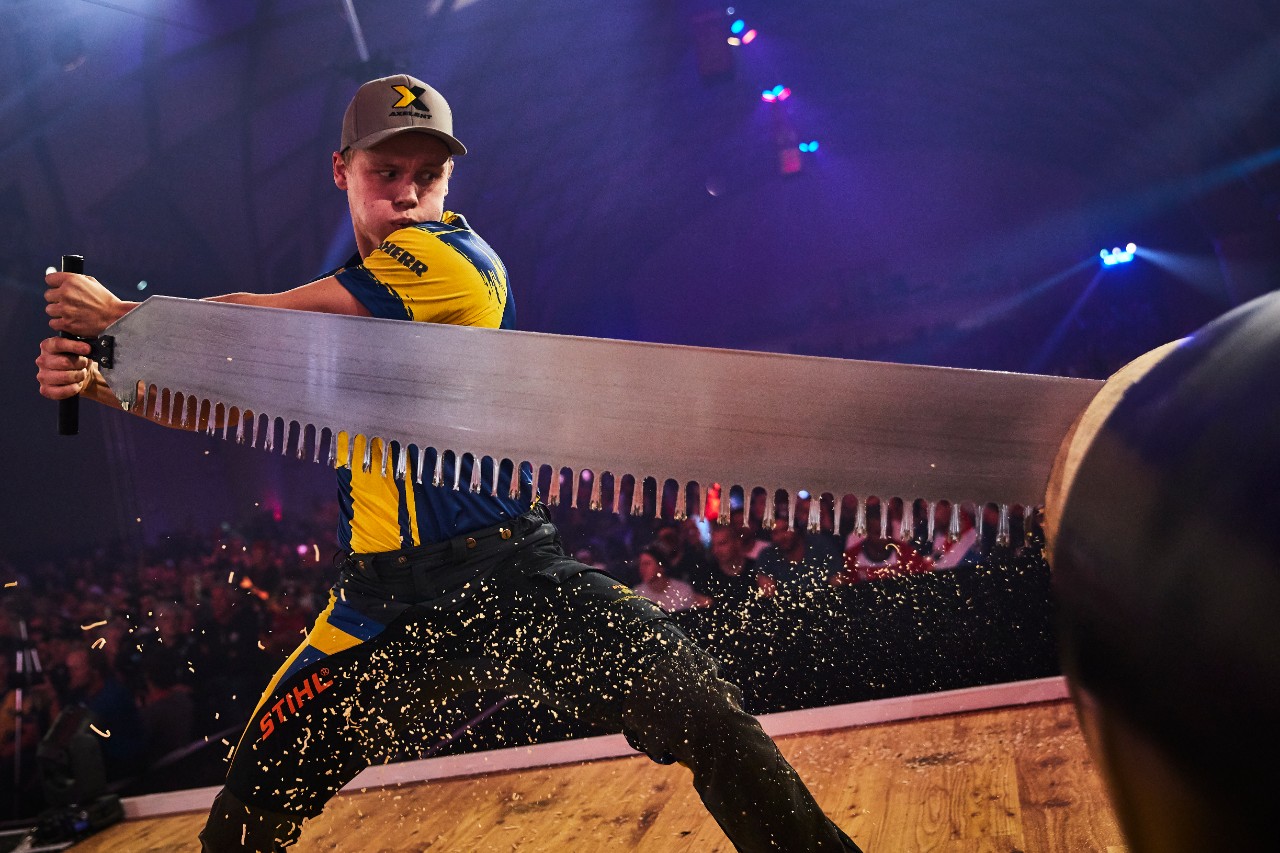 Deelnemer zaagt een boomstam door op het wereldkampioenschap STIHL TIMBERSPORTS®
