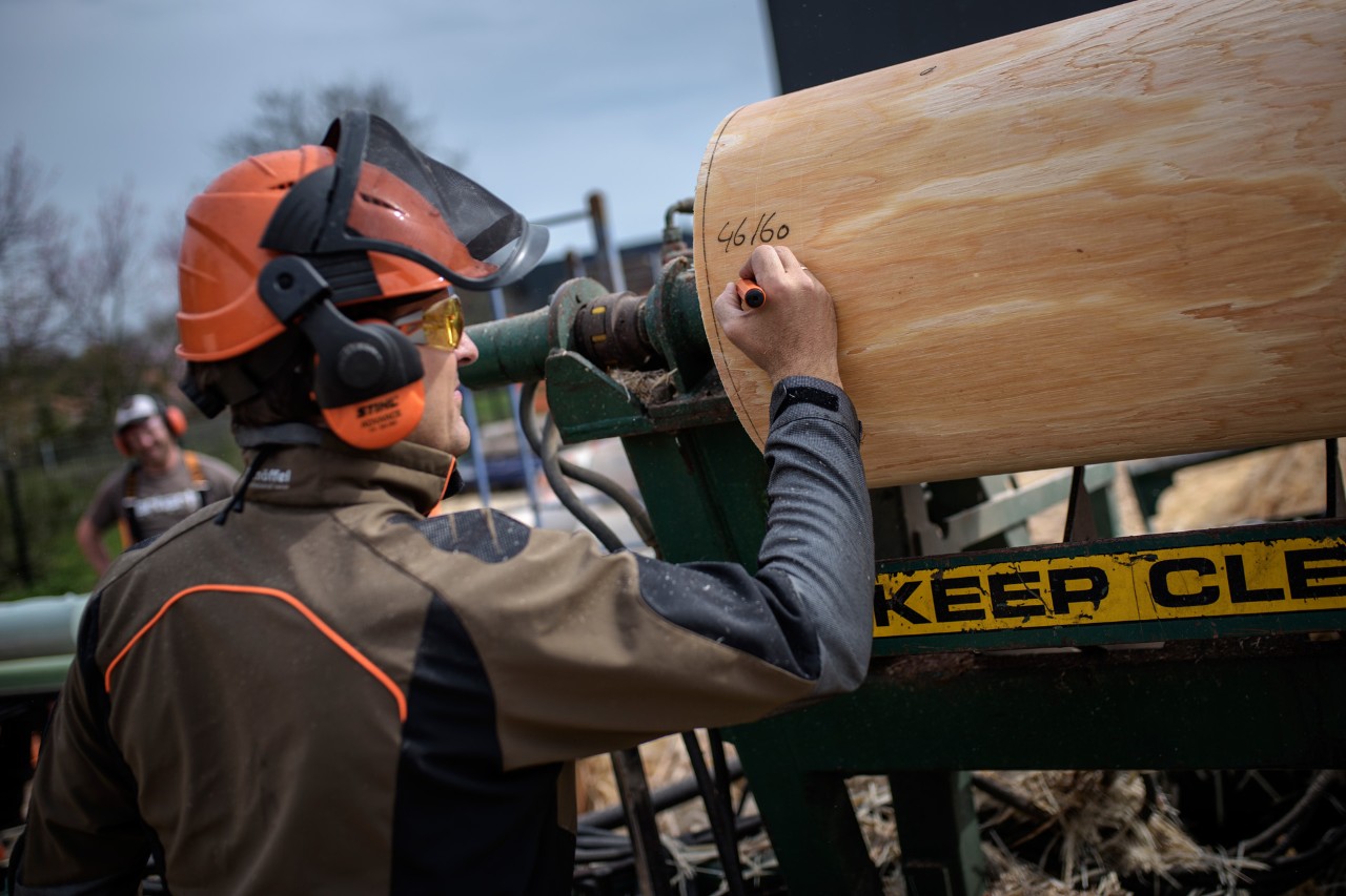 Houtmanager Bart Jansen van STIHL TIMBERSPORTS® markeert blokken voor een wedstrijd