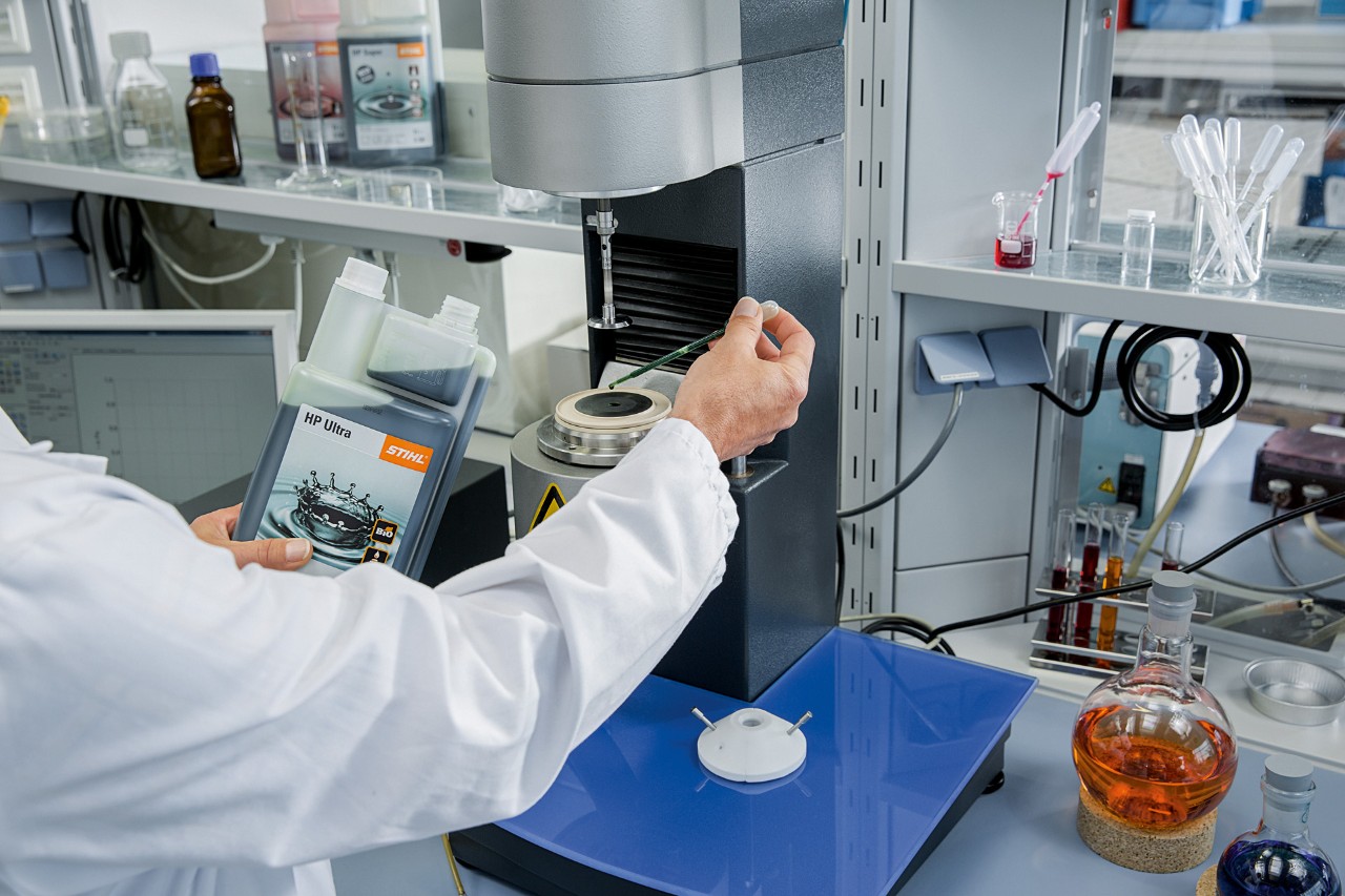 De STIHL HP Ultra tweetaktmotorolie wordt getest in het laboratorium in overeenstemming met de REACH-verordening