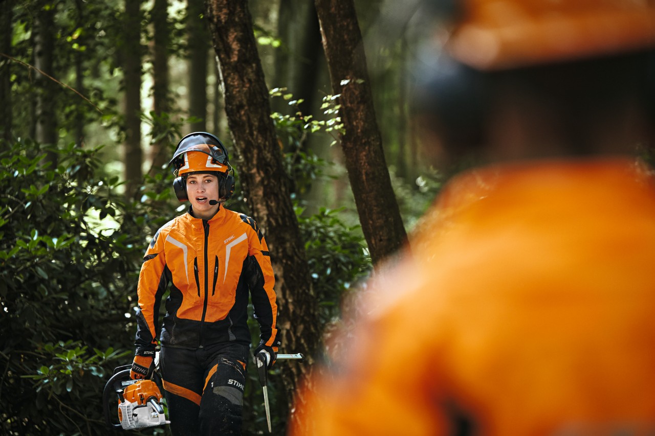 Twee bosarbeiders in STIHL veiligheidskleding met de STIHL ADVANCE ProCOM communicatieset 