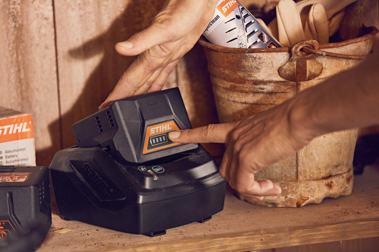 Onderhoud van STIHL AK 10- en AK 20-accu’s in het gereedschapsschuurtje
