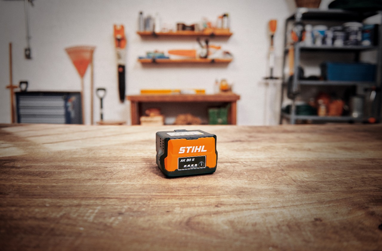 Werkplaats met een STIHL AK 30 S accu op een houten tafel 