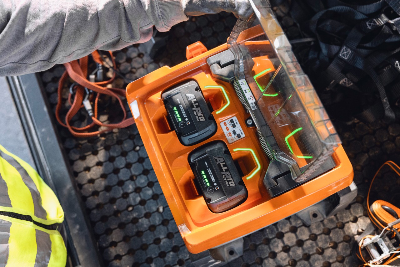Volledig opgeladen STIHL ALLPRO 300.0 P (C)-accu’s in de AL 1802 MO draagbare oplader