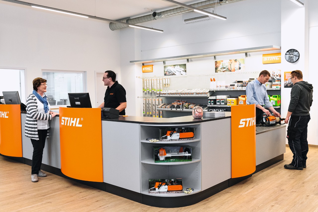 Verkoopruimte van de STIHL vakhandel met medewerkers en klanten  
