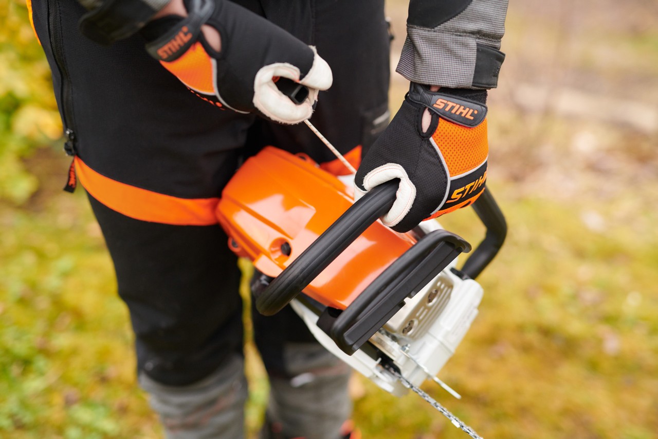 Starten van de STIHL benzinekettingzaag MS 261 C-M met decompressieklep 