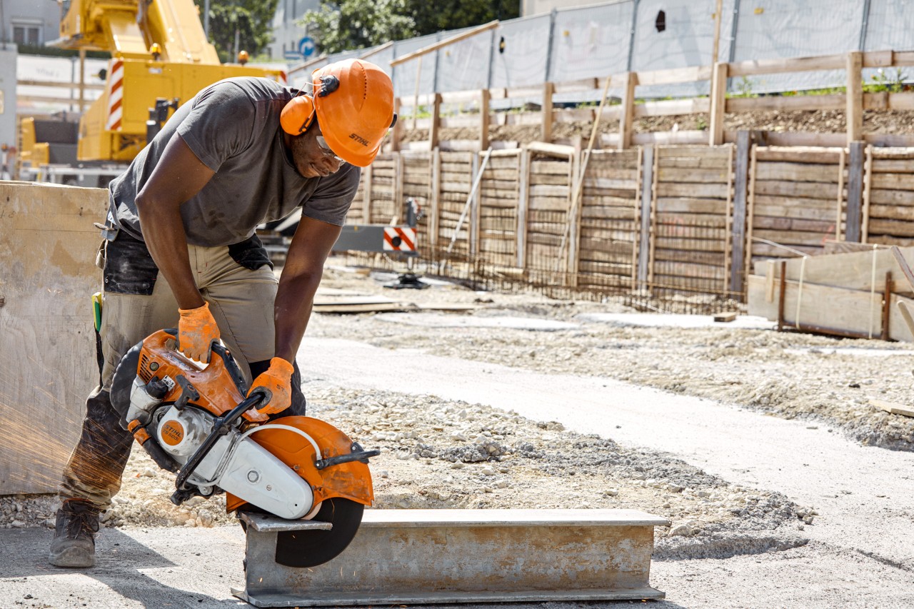 Op een werf wordt een stalen balk doorgeslepen met de STIHL doorslijpmachine MS 500i.