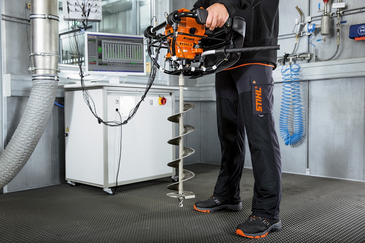 Een STIHL machine wordt aan een vibratietest in het laboratorium onderworpen