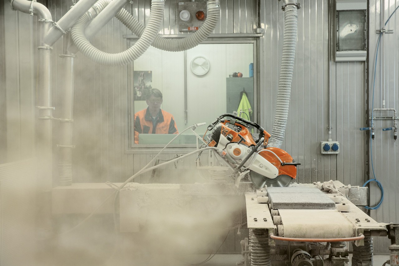 STIHL machine wordt in een laboratorium onderworpen aan een stofproef