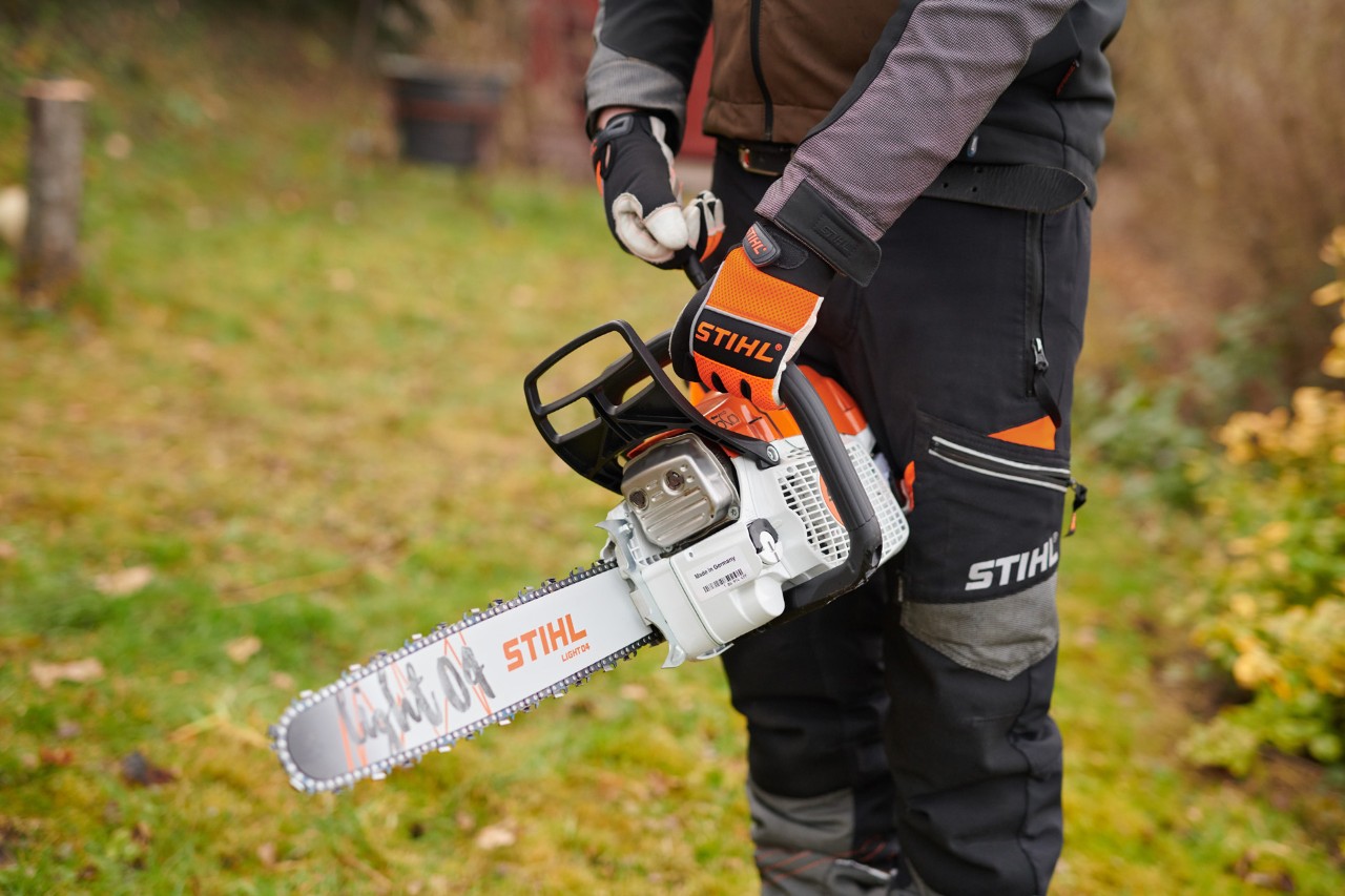 Man in veiligheidsuitrusting start STIHL benzinekettingzaag met ElastoStart en zaagblad Light 04