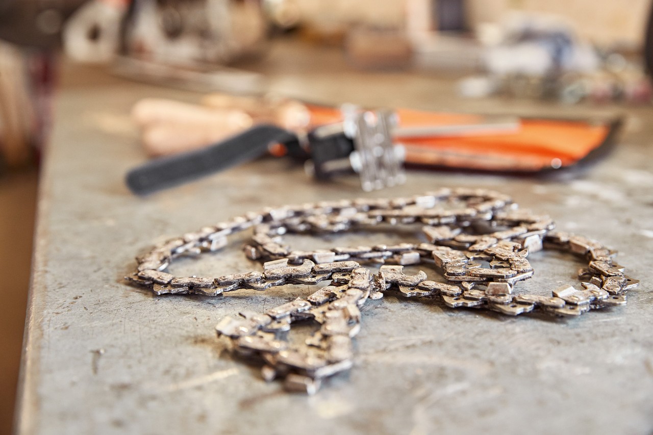 STIHL zaagketting naast gereedschap op een werkbank