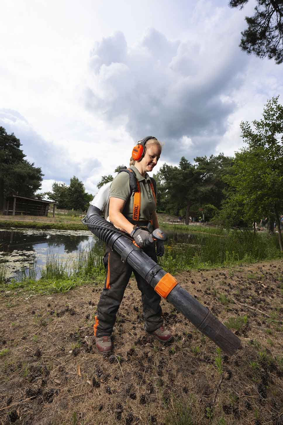 Astrid werkt met een bladblazer in safaripark Beekse Bergen