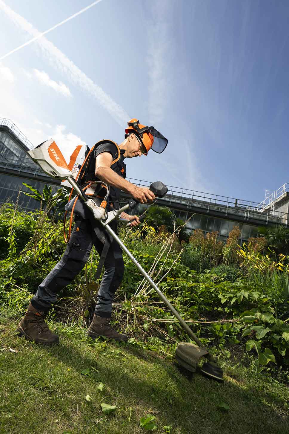 Onderhoud van de Plantentuin in Meise met een bosmaaier